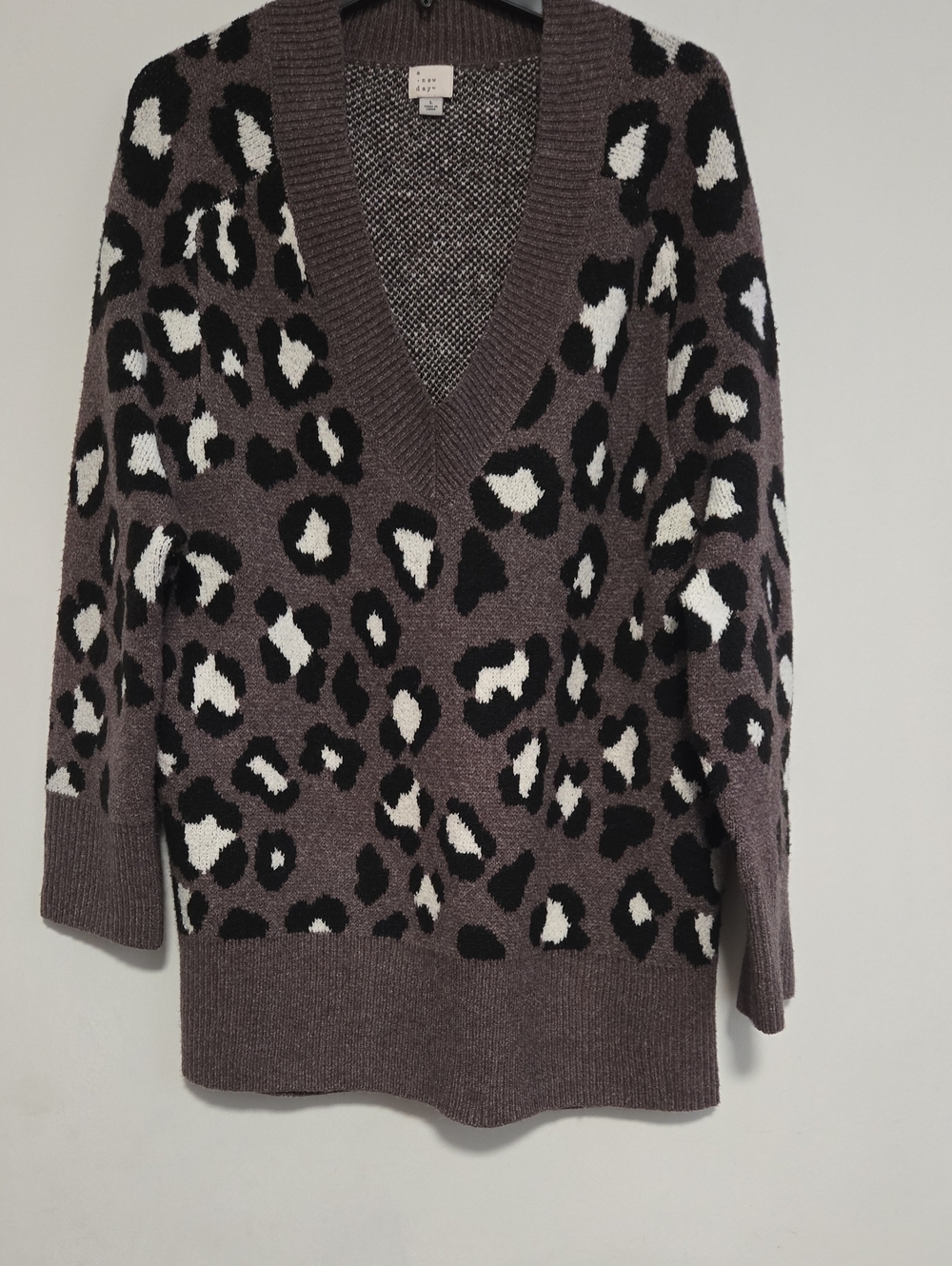 A New Day Leopard V-Neck Sweater / Size L